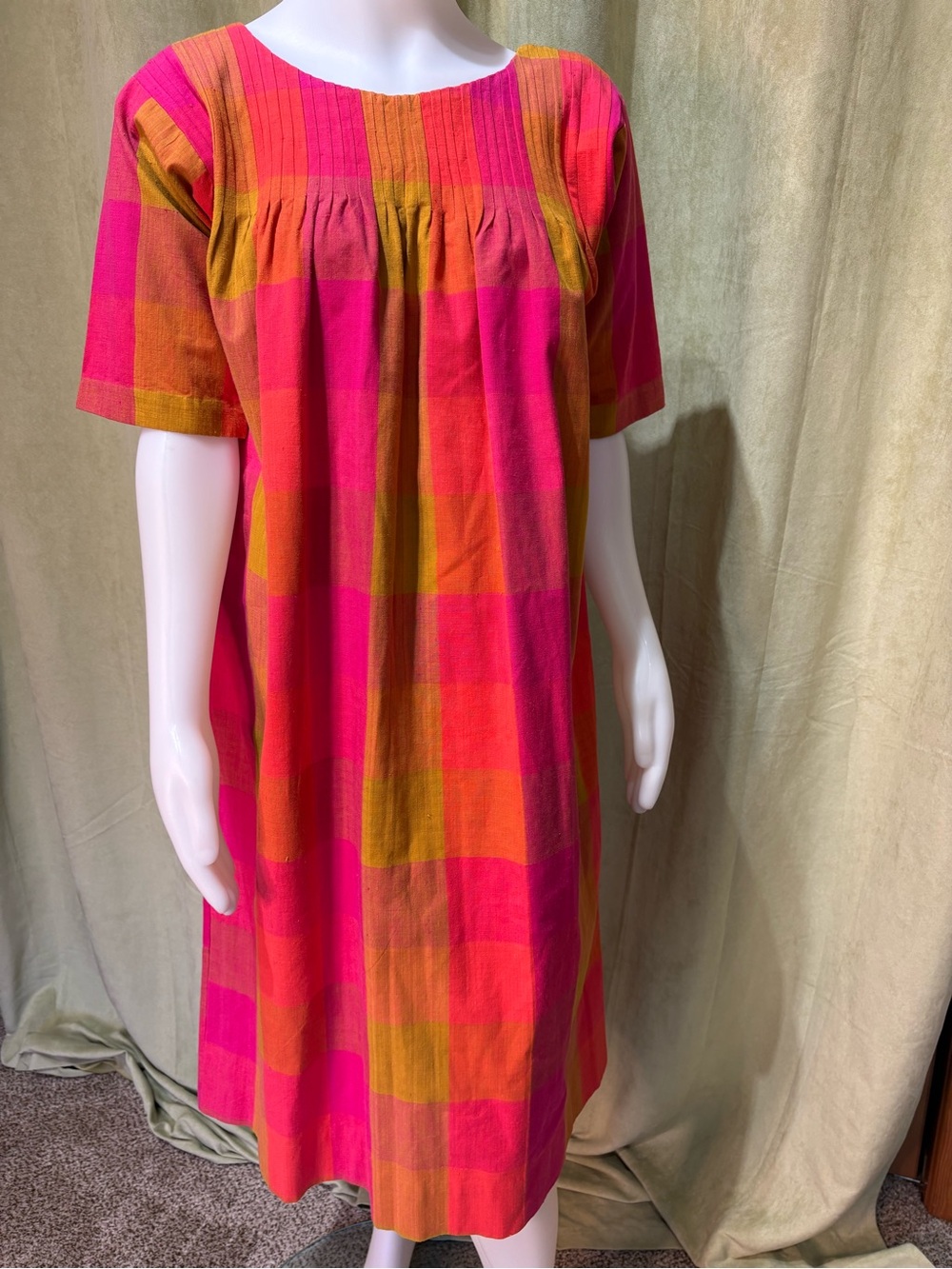 Vintage 60s/70’s 100% cotton dress! Has pockets😊